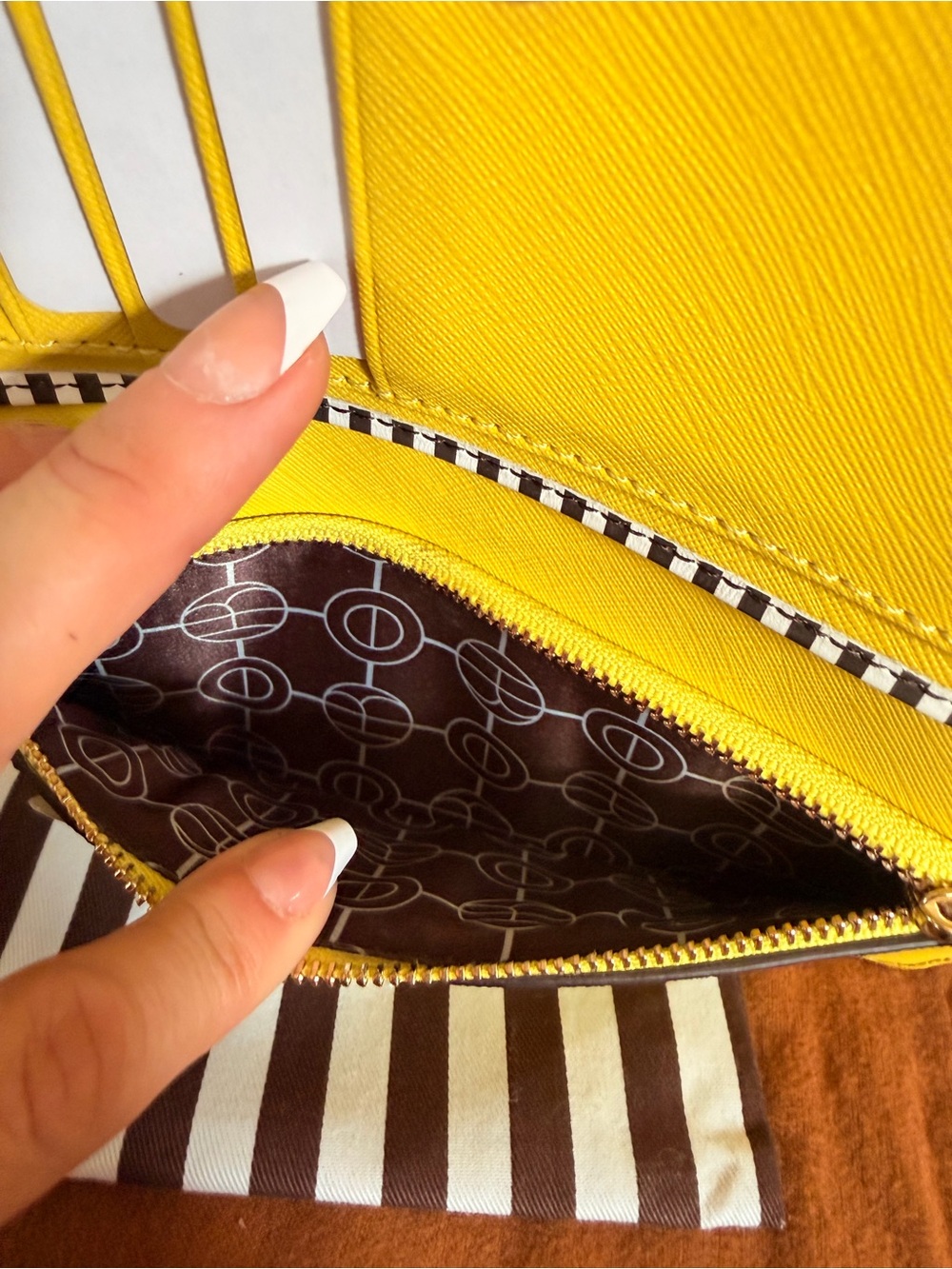 Henri Bendel Bright Yellow Saffiano Leather Wallet NWT - Picture 6 of 13